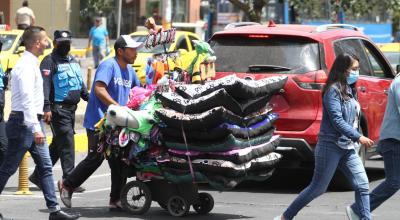 Un hombre moviliza accesorios para mascotas que comercializa en las calles de Quito, el 13 de septiembre de 2022. 