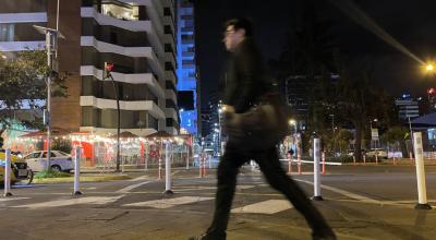 Un ciudadano camina por la avenida República de El Salvador, a las 21:30 del 24 de noviembre de 2022.