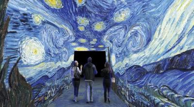 Imagen referencial de tres personas pasando por el túnel que recrea el óleo "La noche estrellada", de Vicent Van Gogh. 