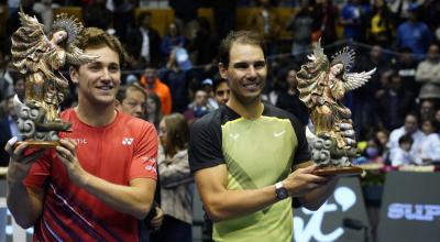 Los tenistas Casper Ruud y Rafael Nadal con sus trofeos luego del partido de exhibición en Quito, el 27 de noviembre de 2022.