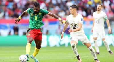 El camerunés Andre-Frank Zambo Anguissa maneja una pelota en el partido ante Serbia, el 28 de noviembre de 2022.