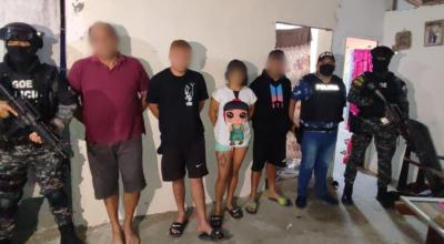 Parte de los detenidos, integrantes de Los Choneros, por la Policía en Manabí, el 28 de noviembre de 2022.