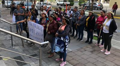 Un grupo de waoranis protestan afuera del Ministerio de Energía, en Quito, para exigir la renegociación del contrato en los bloques 16 y 67, operados por Petrolia, filial de New Stratus Energy. 