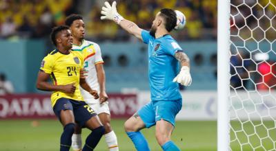 Hernán Galíndez intenta atajar un gol en el partido Ecuador vs. Senegal, el 29 de noviembre de 2022.