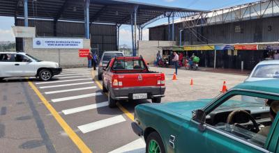 Autos esperan ingresar al centro de revisión Bicentenario, en el norte de Quito, el 30 de noviembre de 2022.