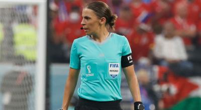 Stéphanie Frappart dirigiendo el partido de la fase de grupos del Mundial entre Costa Rica y Alemania, el 1 de diciembre de 2022.