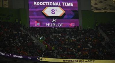 El cartel electrónico del estadio Al Thumama muestra el tiempo adicionado en el partido entre Países Bajos y Senegal, el 21 de noviembre de 2022.