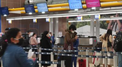 Imagen referencial de pasajeros en el Aeropuerto Internacional Mariscal Sucre de Quito, en 2020.