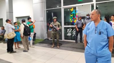 Resguardo militar en el hospital de Chone, luego del atentado con toma de rehenes, el 27 de noviembre de 2022. Las autoridades anunciaron un Código Plata.