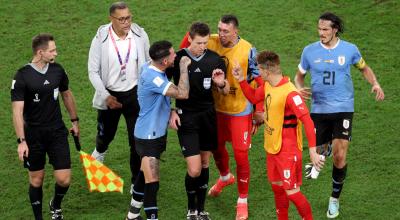 José María Giménez, Fernando Muslera, Sebastián Sofa y Edinson Cavani de Uruguay hablan con el árbitro Daniel Siebert después del partido del Grupo H de la Copa Mundial ante Ghana, el 2 de diciembre de 2022.