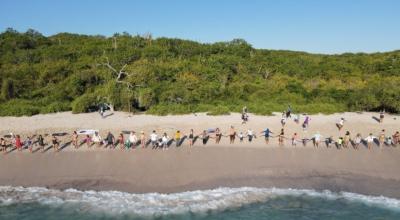 Activistas en Playa Carola, Galápagos, durante una manifestación en defensa de la biodiversidad, en diciembre de 2022.