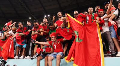 Los hinchas de Marruecos alientan a su selección en el Mundial de Qatar, el 6 de diciembre de 2022.
