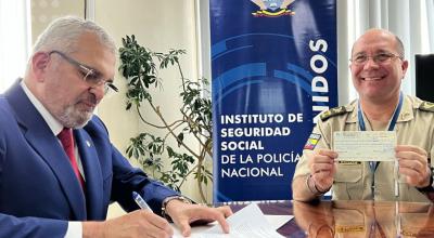 El 15 de noviembre de 2022, la Universidad Tecnológica Equinoccial entregó a Renato González, director General del Isspol, un pago por USD 3 millones.