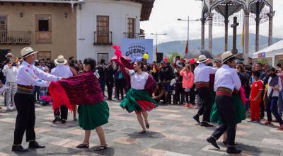 Personas celebran las fiestas por el feriado por la Independencia de Cuenca, en 2022.