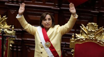 La abogada Dina Boluarte saluda tras ser juramentada como nueva presidenta del Perú, el 7 de diciembre de 2022, en Lima.