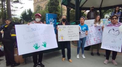 Pacientes y sus familiares protagonizan un plantón por la falta de médicos y medicinas en los hospitales del IESS en Cuenca, el 8 de diciembre de 2022.