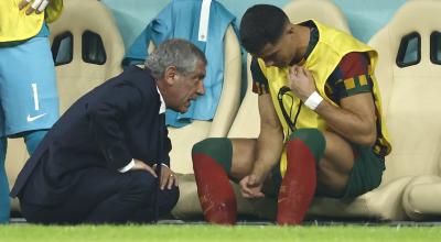 Fernando Santos habla con Cristiano Ronaldo, el 6 de diciembre de 2022, en el partido de octavos de final del Mundial de Qatar, entre Portugal y Suiza en el estadio de Lusail.