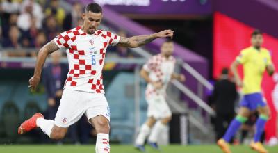 Dejan Lovren, de Croacia, patea el balón en un partido de los cuartos de final de Qatar 2022 entre Croacia y Brasil, el 9 de diciembre.