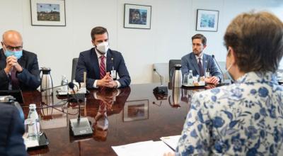 El ministro de Finanzas, Pablo Arosemena (centro), en una reunión con autoridades del FMI en julio de 2022.