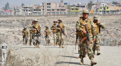 Militares vigilan una zona aledaña al Aeropuerto Internacional Alfredo Rodríguez Ballón, en Arequipa (Perú), el 14 de diciembre de 2022.