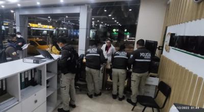 Imagen de uno de los allanamientos, dentro de una investigación por captación ilegal de dinero, en Riobamba, Ambato y Loja, el 14 de diciembre de 2022.