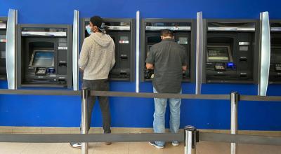 Imagen referencial de cajeros de un banco en Nueva York. 