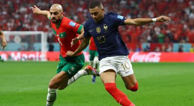 Amrabat, de Marruecos, disputa un balón con Mbappé, de Francia, en el Mundial de Qatar 2022, el 14 de diciembre.