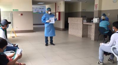 Explicación del 'Código Plata' en el Hospital General de Durán, donde se realizó un simulacro el 14 de diciembre de 2022. Los protocolos regirán inicialmente en 18 hospitales.