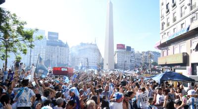 Aficionados de la selección Argentina celebran el título conseguido en la Copa del Mundo Qatar 2022 tras vencer a Francia en la final.