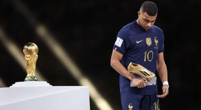 Kylian Mbappé luego de recibir el premio al goleador del Mundial de Qatar 2022.