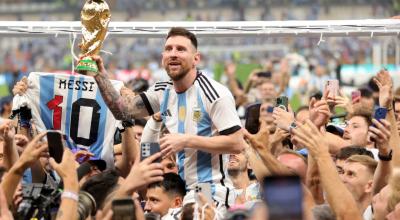 Lionel Messi y una imagen para el recuerdo, el 18 de diciembre de 2022 en Lusail, como campeón mundial en Qatar.