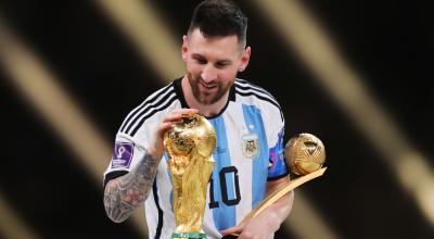 Lionel Messi toca el trofeo de la Copa del Mundo tras ganar el balón de oro del torneo, el 18 de diciembre de 2022.