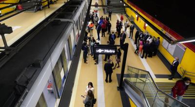 Personas en la estación San Francisco del Metro de Quito, el 21 de diciembre de 2022.