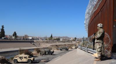 Un integrante de la Guardia Nacional estadounidense vigila el paso de migrantes por la valla fronteriza de El Paso, Texas, frente a Ciudad Juárez, México, el 21 de diciembre de 2022.