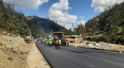 Trabajadores del Ministerio de Transporte colocan asfalto en la vía Cuenca - Molleturo, el 23 de diciembre de 2022.