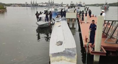 Arribo del semisumergible con droga a una base de la Armada en el Puerto Marítimo de Guayaquil, el 24 de diciembre de 2022. 