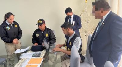 La Fiscalía de Perú allanó las viviendas del exministro de Defensa de Castillo, Walter Ayala, y de seis generales de la Policía Nacional, el 26 de diciembre de 2022. 