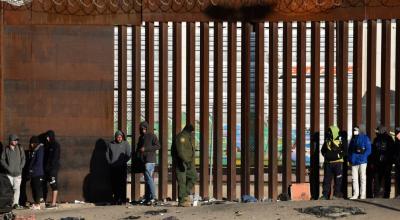 Migrantes en la valla que separa México de Estados Unidos el 23 de diciembre de 2022. 