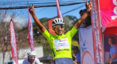 Marco Tulio Suesca festeja su triunfo en la Vuelta a Costa Rica, el 25 de diciembre de 2022.