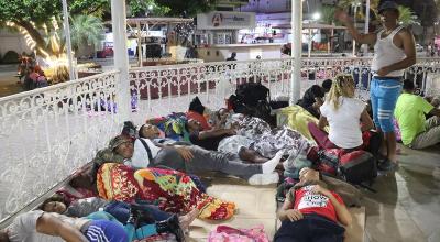 Un grupo de migrantes duerme en un parque del estado de Chiapas, sur de México. 