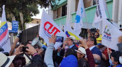 Protesta de la Central Unitaria de Trabajadores (CUT) en las inmediaciones del IESS, en Quito. Exigen posesión de Richard Gómez, como vocal de los afiliados. Foto del 28 de diciembre de 2022.