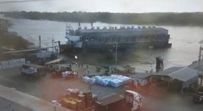Captura de pantalla de un video que captó el momento en que una barcaza impacta a infraestructura camaronera, en Guayas, el 28 de diciembre de 2022.