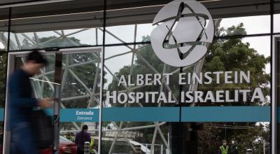 Vista de la entrada al Hospital Albert Einstein, donde se encuentra ingresado el exfutbolista Pelé, en Sao Paulo (Brasil).