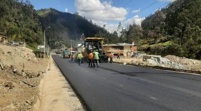 Imagen referencial de trabajos del Ministerio de Transporte y Obras Públicas en la vía Cuenca-Molleturo, el 23 de diciembre de 2022.