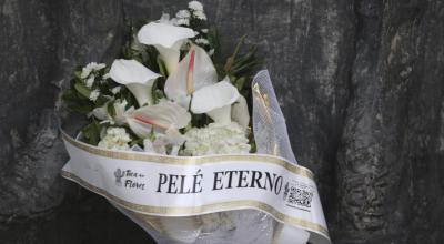 Fotografía de unas flores durante un homenaje a Pelé en la entrada principal del estadio de Vila Belmiro en Santos (Brasil).