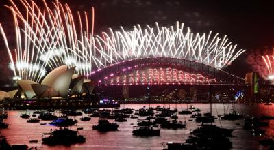 Espectáculo de juegos artificiales en la bahía de Sídney, en Australia, por el año nuevo. 