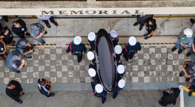 Cadetes de la Policía Militar cargan el féretro de Pelé, a su llegada al cementerio Memorial Necróplis Ecuménica, el 3 de enero de 2023.