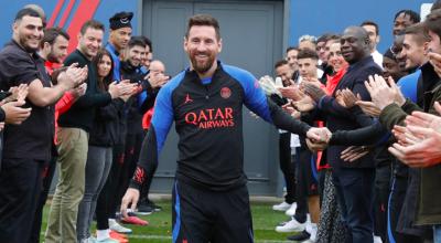 Lionel Messi es recibido por sus compañeros del PSG, el miércoles 4 de enero de 2022. 