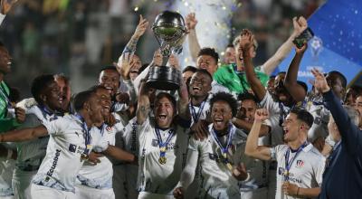 Jugadores de Liga de Quito festejan tras recibir la Copa Sudamericana.