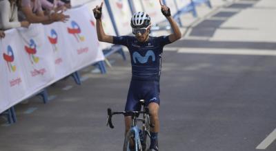 El corredor colombiano Iván Ramiro Sosa festeja su triunfo en la segunda etapa de la Vuelta Ciclista a Asturias 2022